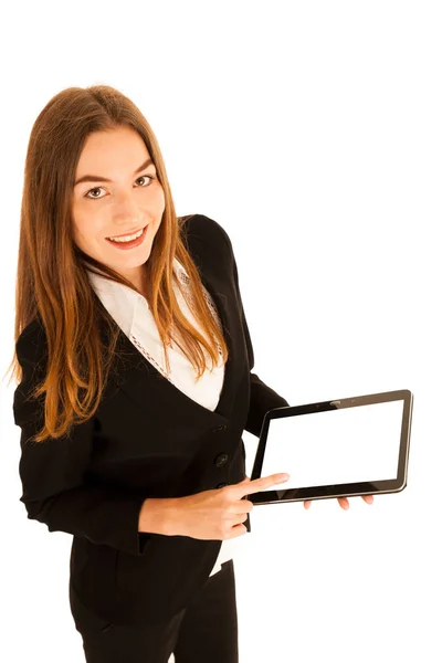 Привлекательная молодая деловая женщина, показывающая презентацию на своем столе — стоковое фото