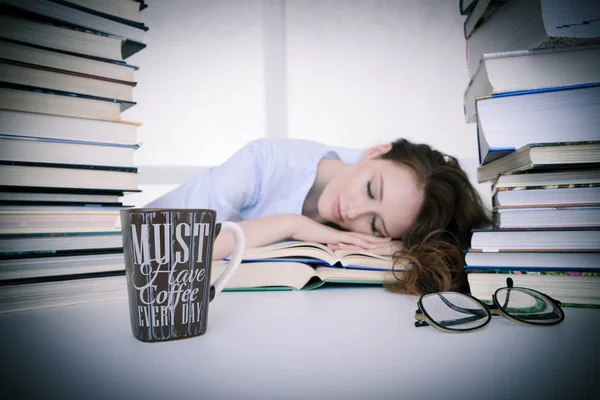 Vonzó gyönyörű fáradt diák alszik a halom-könyvek — Stock Fotó