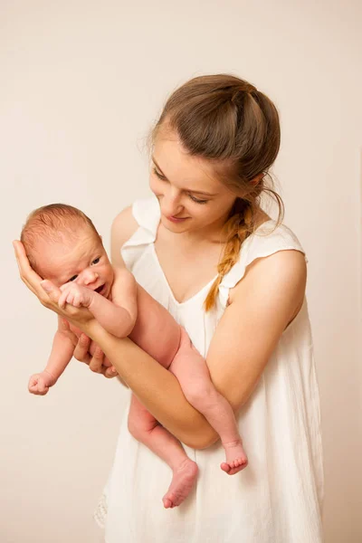 Mother holds a newborn on her arm — Stock Photo, Image