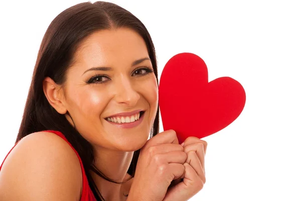 Mujer enamorada vistiendo vestido rojo sosteniendo corazón rojo enviando mensajero — Foto de Stock