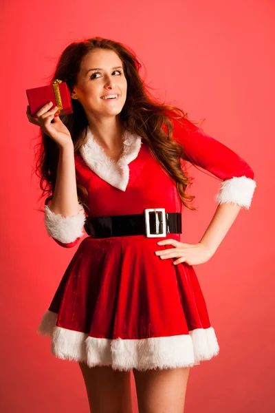 Linda chica morena en vestido de Santa Claus con regalos para Navidad — Foto de Stock
