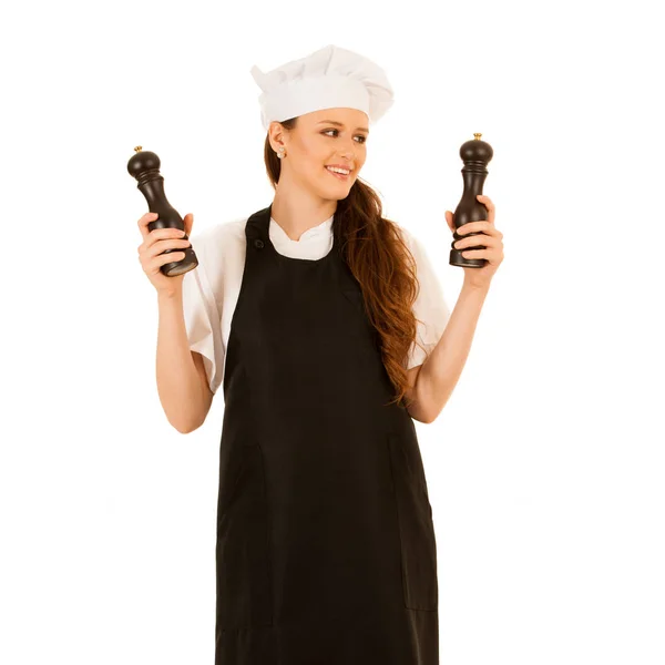 Hermosa mujer chef sosteniendo sal y pimienta molinillo aislado ov —  Fotos de Stock