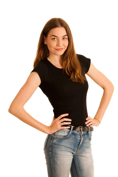 Приваблива молода жінка в джинсах і чорній сорочці ізольована над — стокове фото