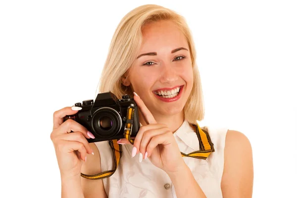 Actieve jonge vrouw nemen van foto's met retro camera geïsoleerd via — Stockfoto