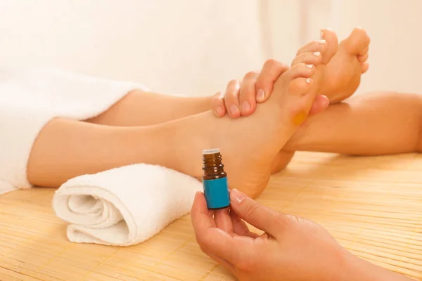 Gros plan des mains féminines faisant un massage des pieds — Photo