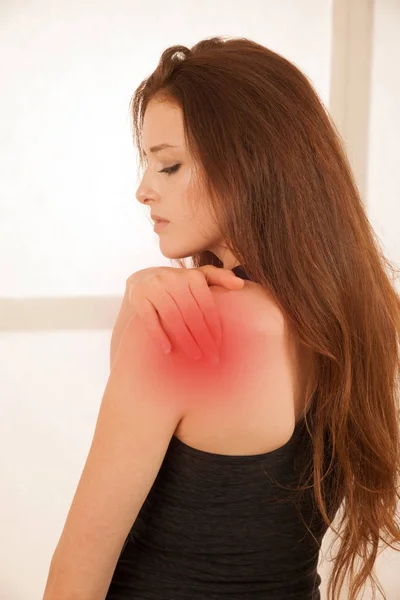 肩损伤-活跃的年轻女人有受伤的肩膀 — 图库照片