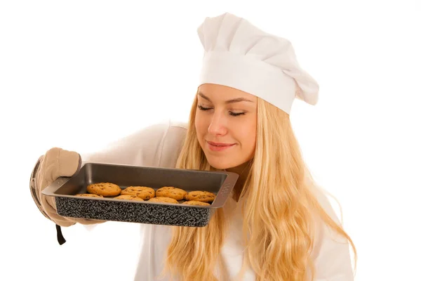 Vacker blond kvinna i kocken klänning bakar kakor isolerade över — Stockfoto