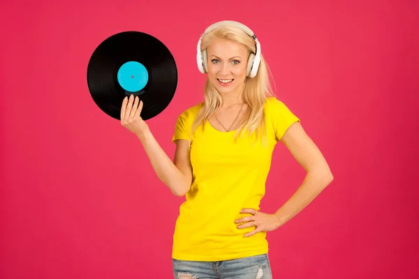 Hermosa mujer rubia joven escuchando música a través de color vibrante b —  Fotos de Stock