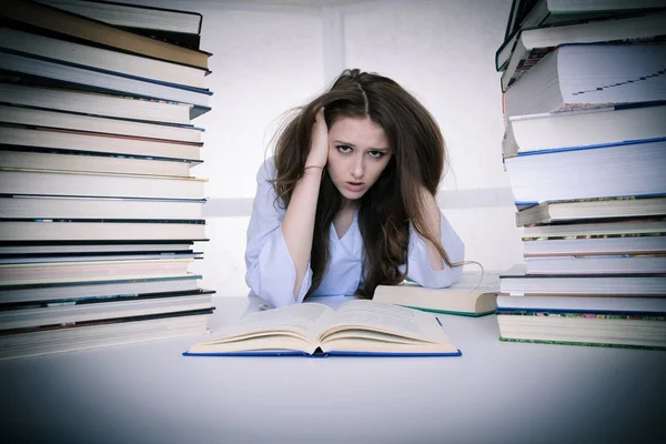 Vonzó fiatal nő diák undre stressz, míg a studiing e — Stock Fotó