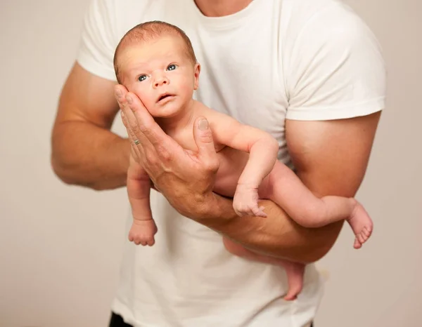Pai segurando bebê recém-nascido em seu braço — Fotografia de Stock