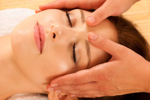 Massage du visage. Gros plan d'une jeune femme recevant un traitement spa — Photo