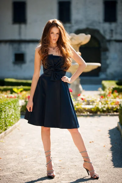 Hermosa joven modelo en vestido azul posando al aire libre en el —  Fotos de Stock
