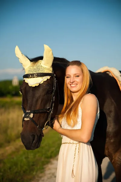 自然の中の散歩に屋外の馬と美しい若い女性 — ストック写真