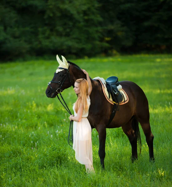 Mulher bonita com cavalo ao ar livre em um passeio na natureza — Fotografia de Stock