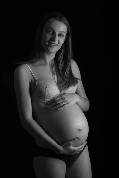 Preto e branco estúdio de fotografia de uma bela mulher grávida — Fotografia de Stock