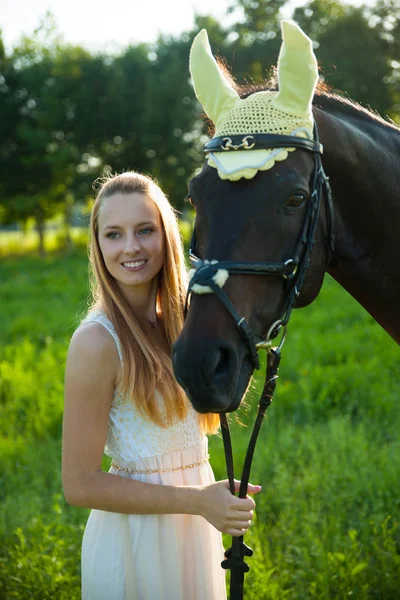 Mulher bonita com cavalo ao ar livre em um passeio na natureza — Fotografia de Stock