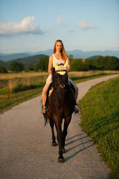 Активная молодая женщина ездит на лошади на природе — стоковое фото