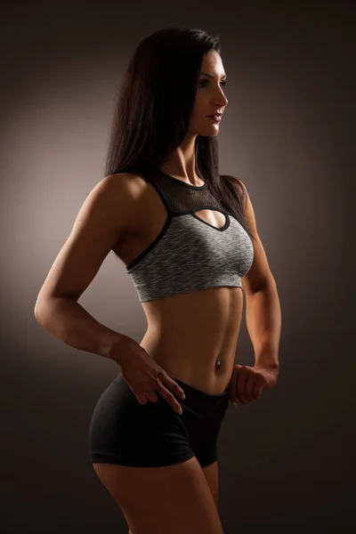 Schöne junge hispanische fit sportliche Frau Studioporträt — Stockfoto