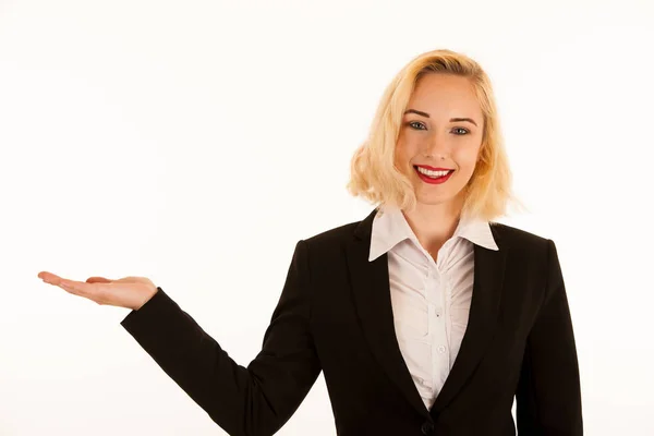 Attraktive junge blonde Frau zeigt in den Copyspace — Stockfoto