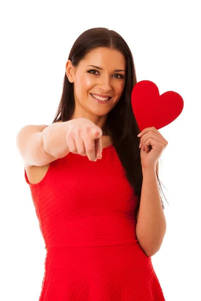 Mujer enamorada vistiendo vestido rojo sosteniendo corazón rojo enviando mensajero — Foto de Stock