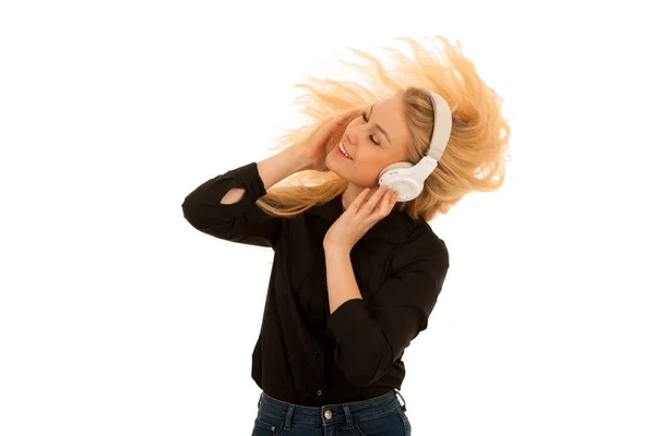 Hermosa joven mujer escucha la música en los auriculares y dan — Foto de Stock