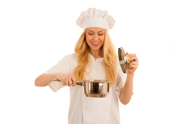 Mladá blondýna šéfkuchař woamn drží nádobí, jak se připravuje COO — Stock fotografie