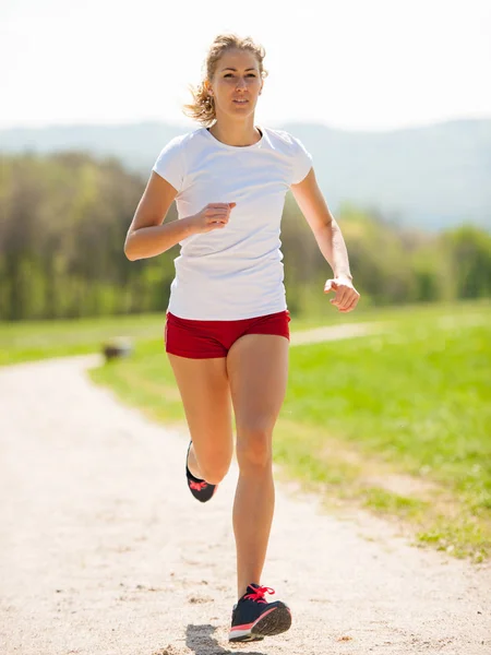 Mulher corredor corre - treino na primavera — Fotografia de Stock