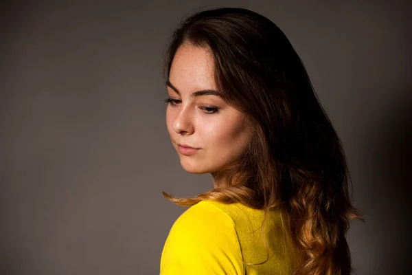Ritratto di bella giovane donna caucasica in t shirt gialla ov — Foto Stock