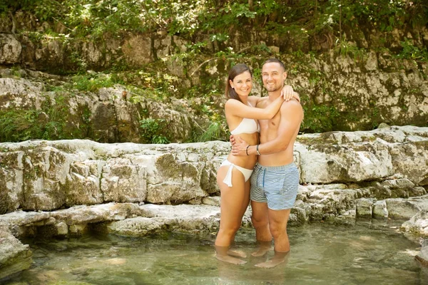 暑い夏の日に川の土手にかかっているアクティブなカップル — ストック写真