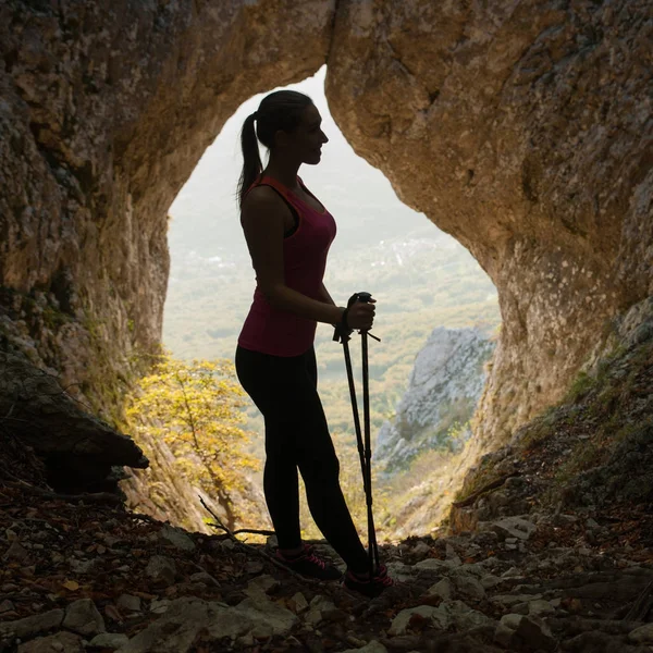 Силует красивої молодої жінки, що ходить по горах — стокове фото