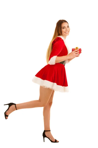 Smuk ung kvinde i santa claus kjole hætter en gave isolat - Stock-foto