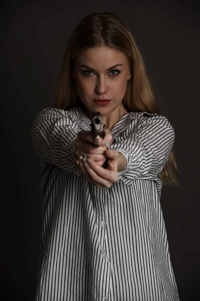 총을 가진 위험한 젊은 금발 여자 — 스톡 사진