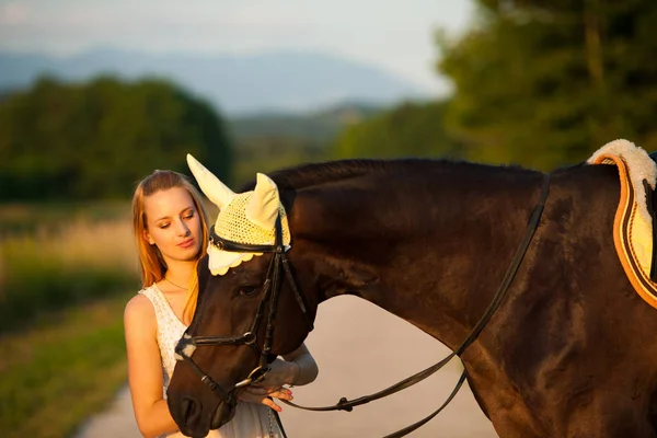 Mulher bonita com cavalo ao ar livre em um passeio na natureza — Fotografia de Stock