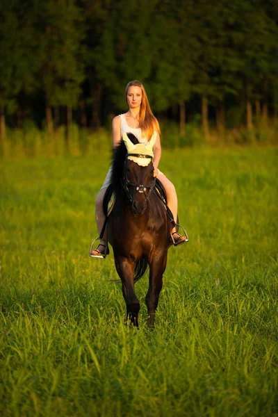 Aktív fiatal nő lovagolni a természetben — Stock Fotó