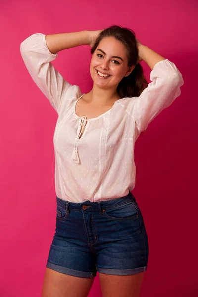 Bonito jovem mulher no luz verão roupas sobre rosa fundo — Fotografia de Stock