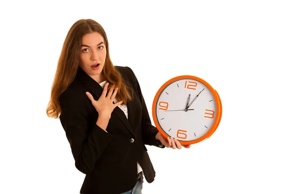 Joven mujer de negocios sosteniendo un reloj aislado sobre blanco - tiempo —  Fotos de Stock