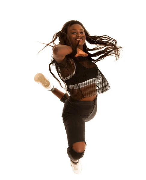 Táncos aktív fiatal nő ugrik a levegőben, elszigetelt, felett fehér b — Stock Fotó