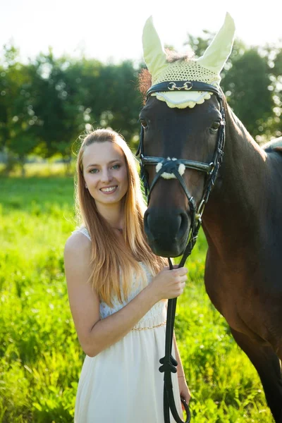 Bella giovane donna con cavallo all'aperto in una passeggiata nella natura — Foto Stock