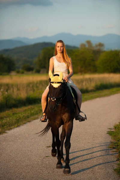 Aktivní mladá žena jízda na koni v přírodě — Stock fotografie