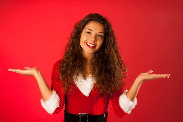 Bela jovem mulher no santa vestido aponta para cópia espaço sobre — Fotografia de Stock