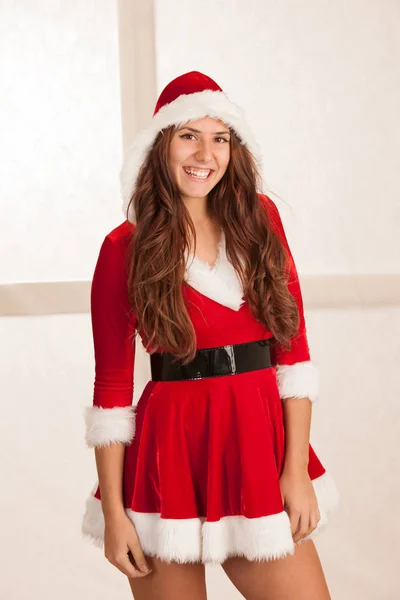 Gyönyörű fiatal nő, a piros télapó ruha, a karácsonyi celebrat — Stock Fotó