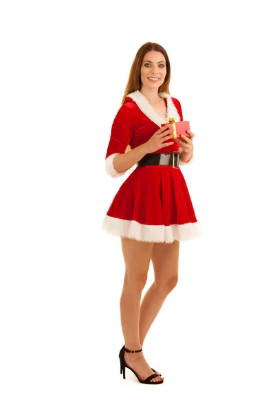 Bella giovane donna in Santa Claus vestito zoccoli un isolat regalo — Foto Stock