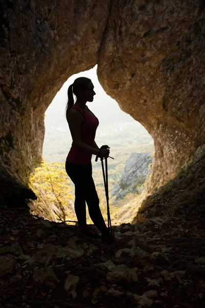Sylwetka piękna, młoda kobieta, pieszych wędrówkach po górach — Zdjęcie stockowe