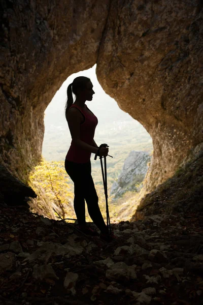 Silueta krásná mladá žena, zdolávání hor — Stock fotografie