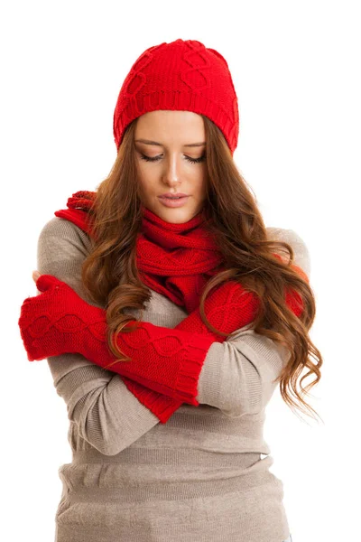 Mulher bonita em suéter, chapéu e cachecol gestos frio te — Fotografia de Stock