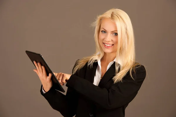 Bela busienss mulher navegando na web em seu tablet — Fotografia de Stock