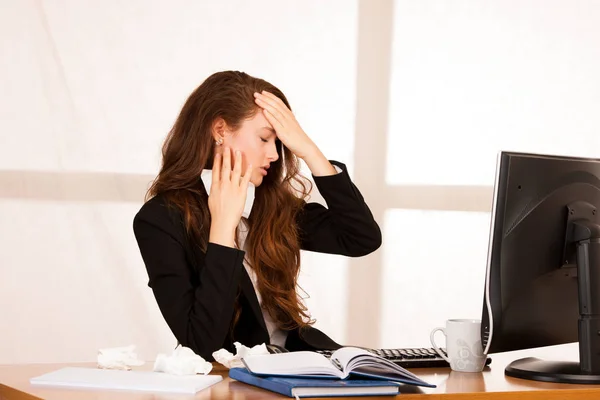 Il donna che soffre al lavoro dietro la scrivania nel suo ufficio — Foto Stock