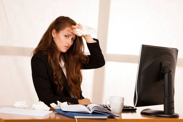 Il donna che soffre al lavoro dietro la scrivania nel suo ufficio — Foto Stock