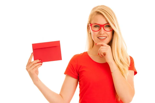 Güzel genç kadın kırmızı zarf - bir aşk mektubu va için tutar — Stok fotoğraf