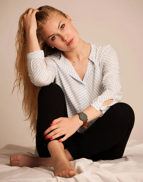 Mooie jonge blonde vrouw datum op bed — Stockfoto